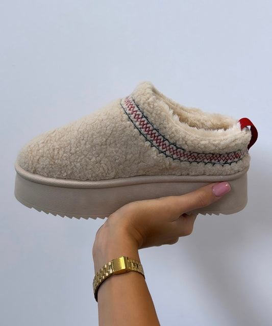 Botines de cuña con tiras ligeras y curvas