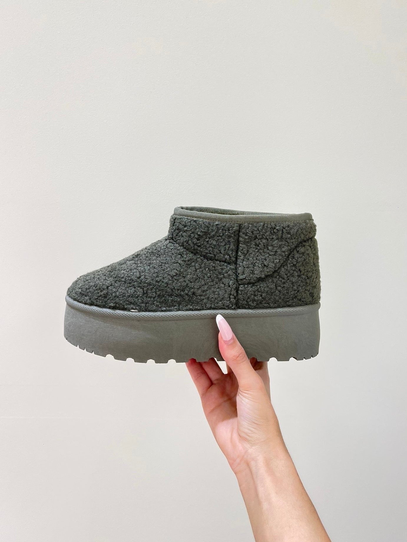 botines altos de caña alta color caqui con diseño rizado