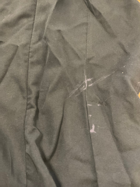 Defektes schwarzes ausgestelltes Oberteil