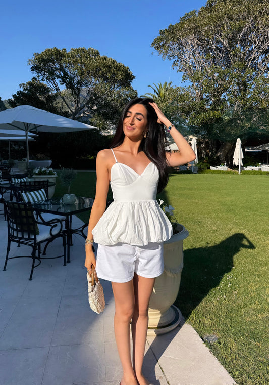 blusa blanca con volantes