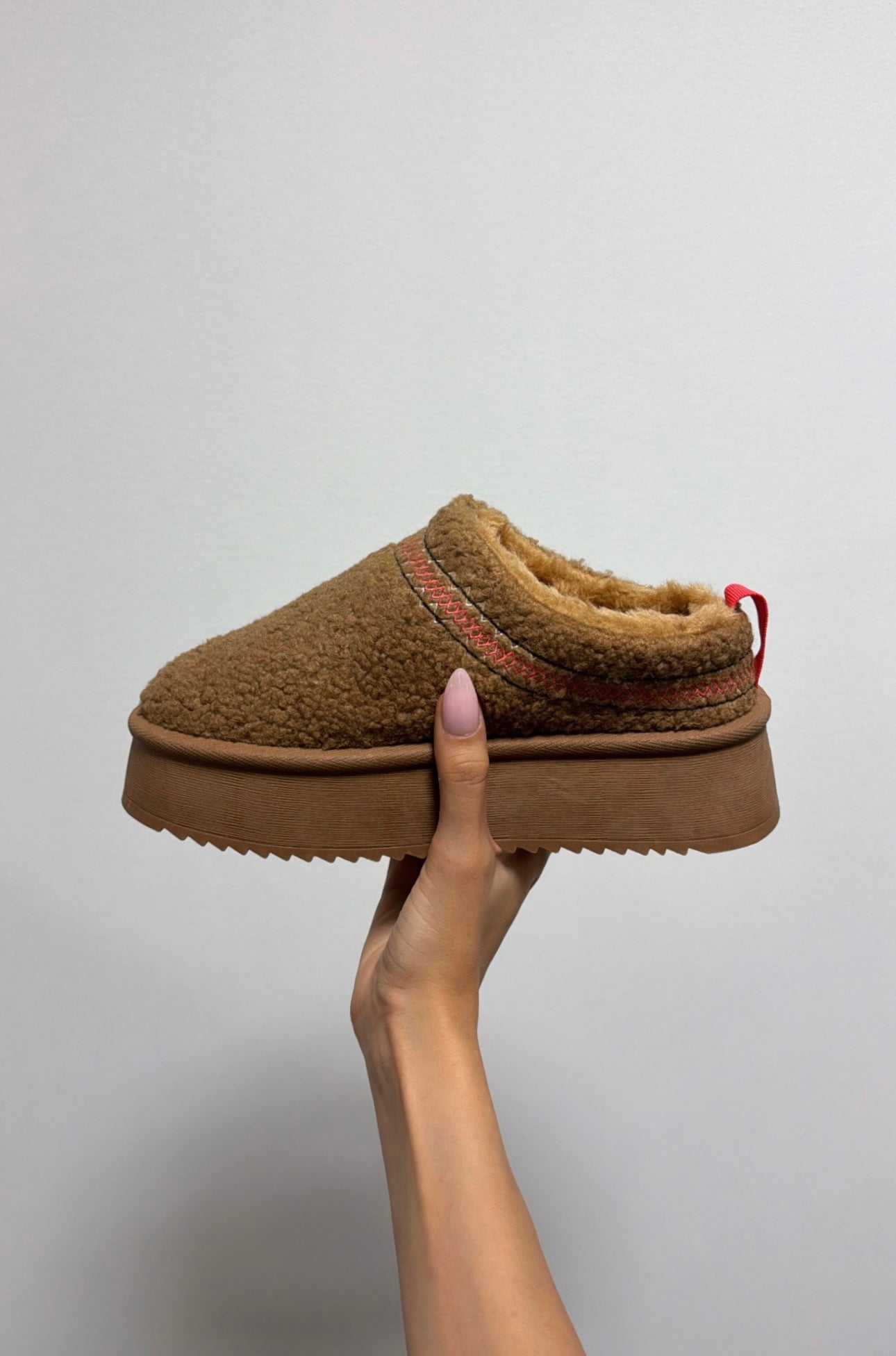 Kamelfarbene Stiefeletten mit Lockenmuster