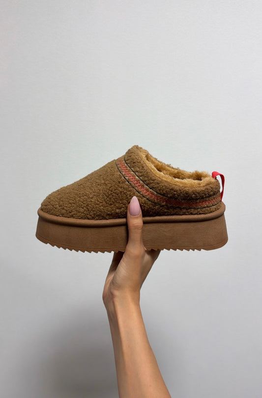 Botines de tobillo con plumas color camel