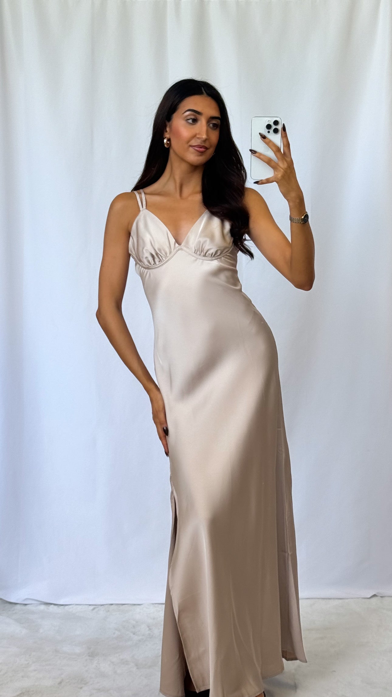 vestido de satén beige