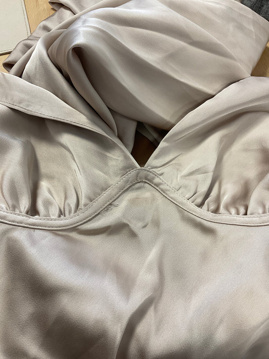 Mangelhaftes beigefarbenes Satinkleid