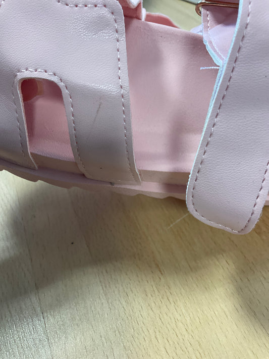 Defekte rosa Sandalen