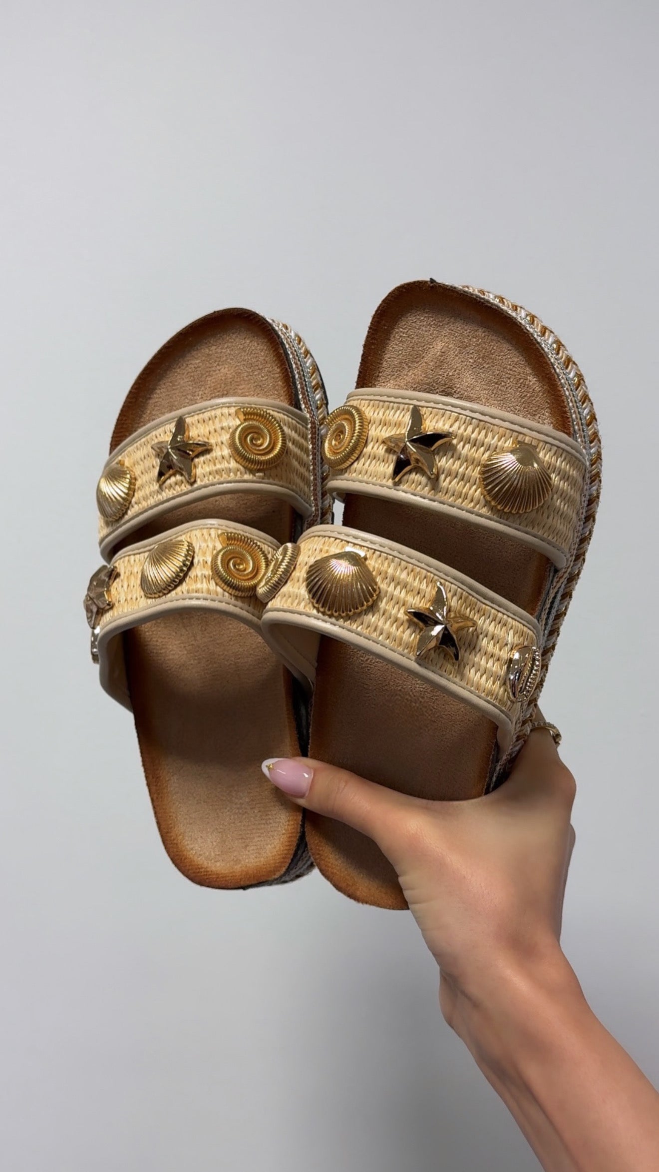 Sandalias de concha color beige