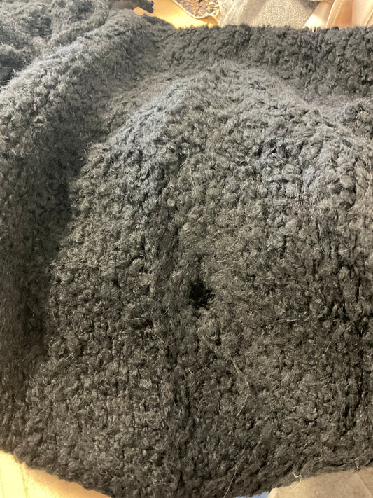 Defekte schwarze geknotete Weste