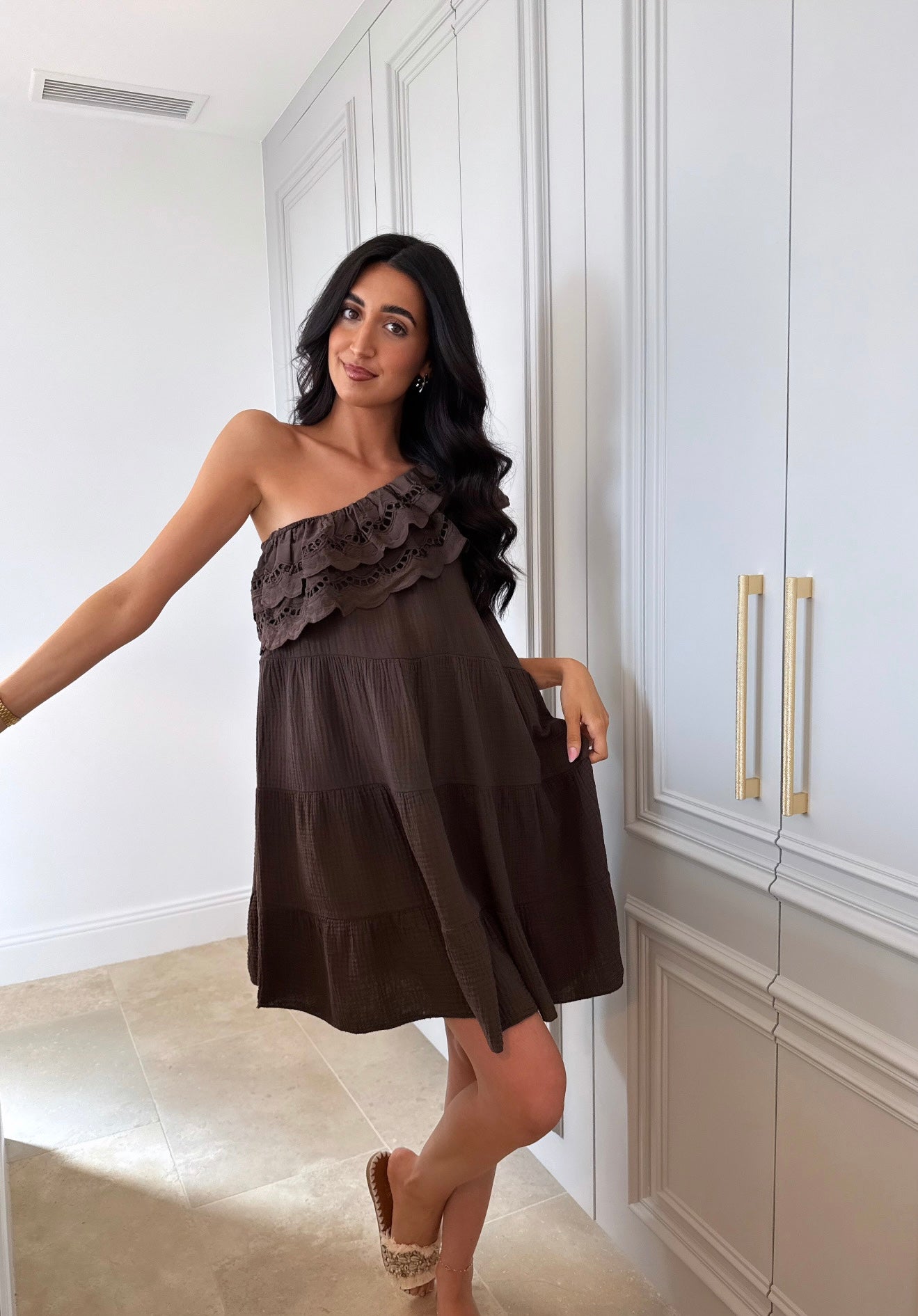 Asymmetrisches braunes Kleid