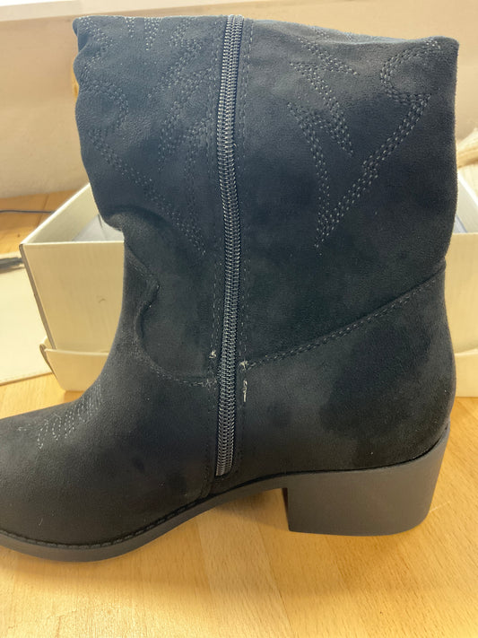 Defekter klassischer Cowboy-Stiefel