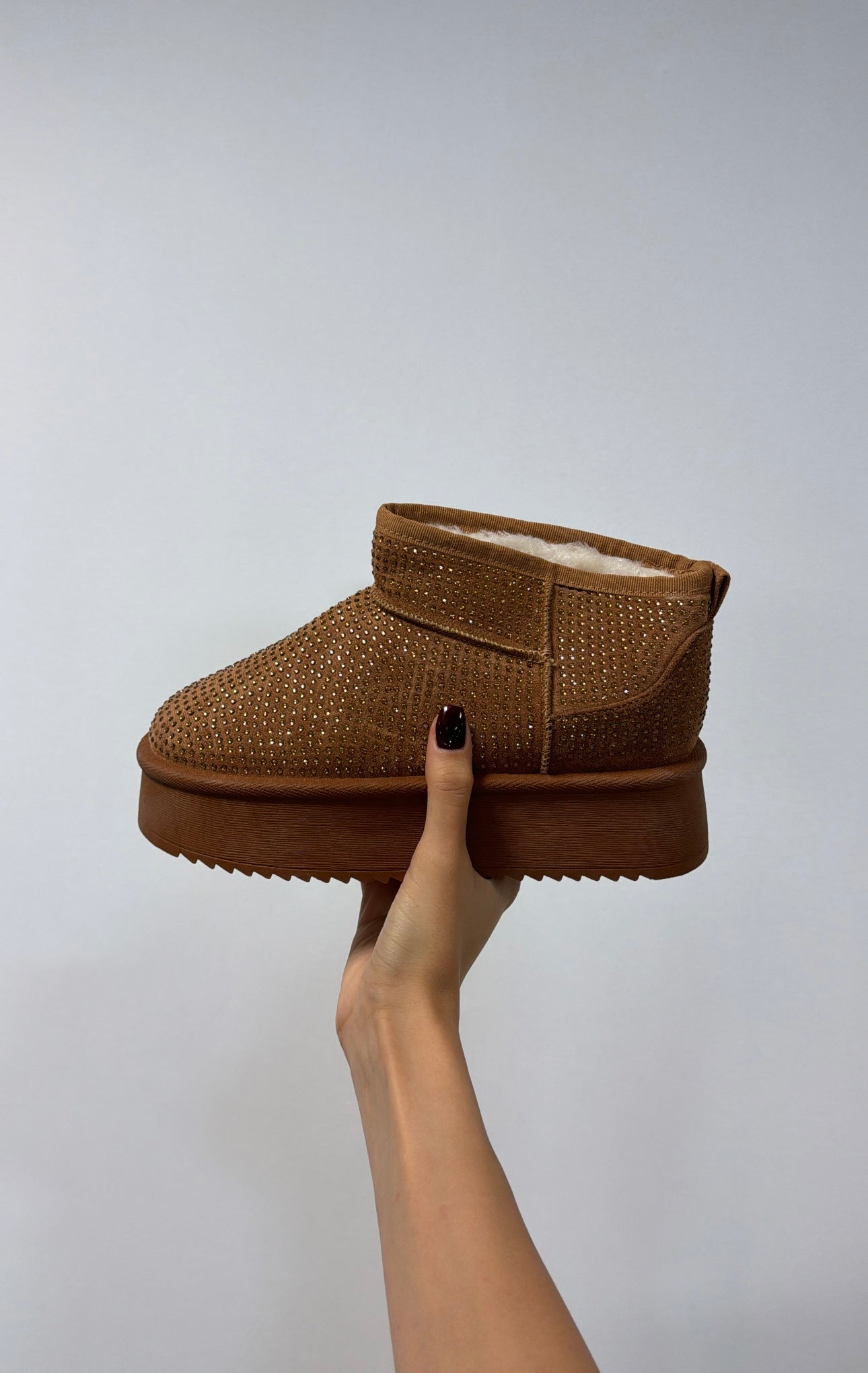 Botines de tobillo color camel con pedrería