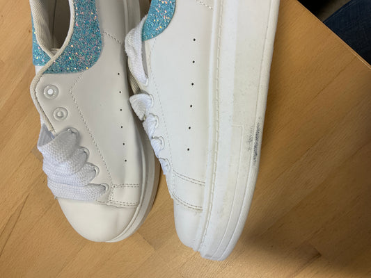 Defekte blaue Turnschuhe