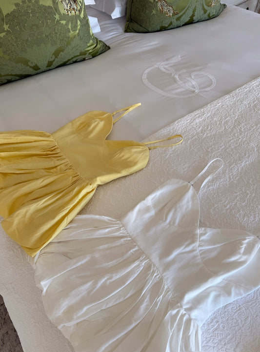 blusa blanca con volantes