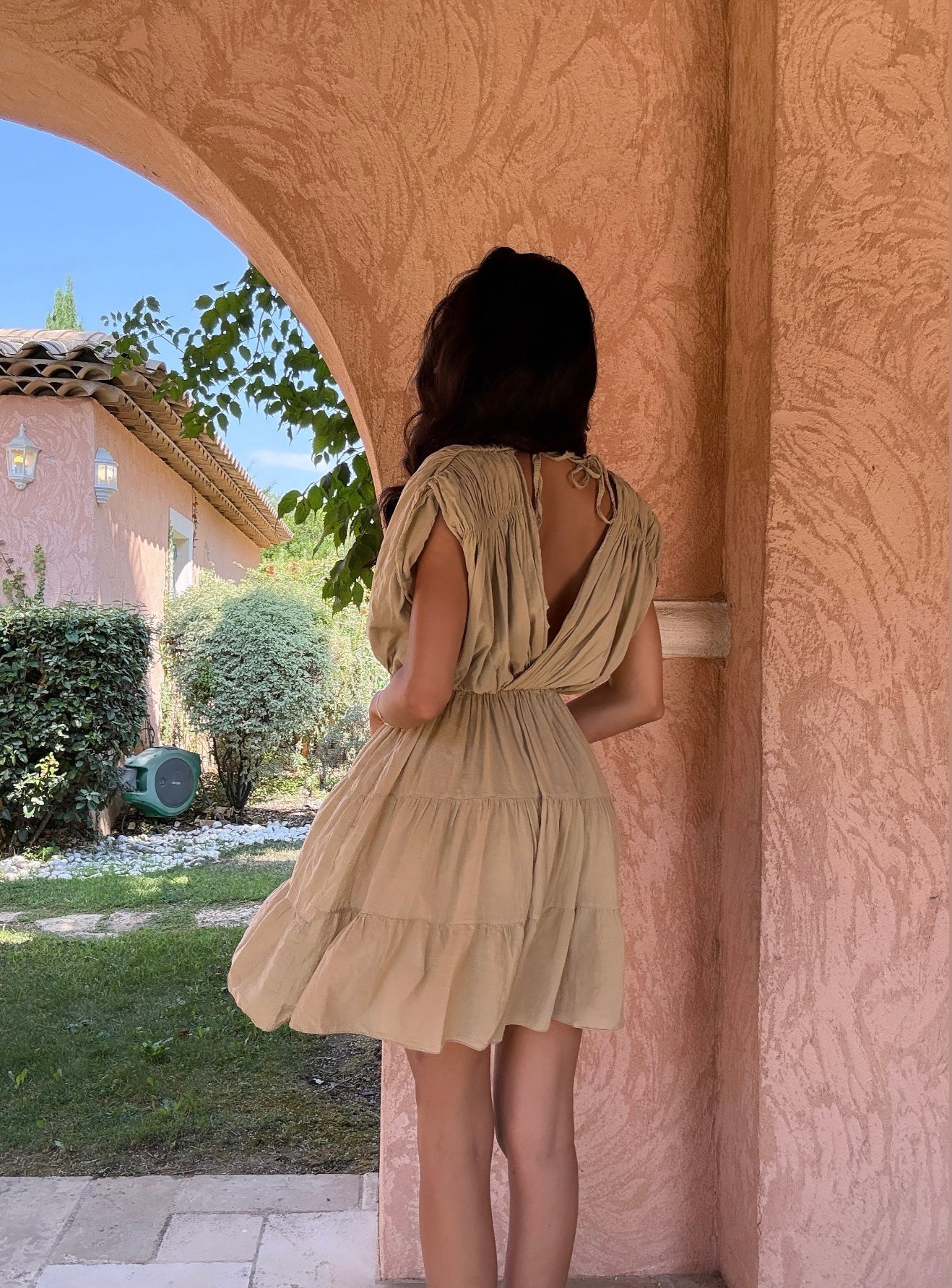 Robe dos nu à volants (2 coloris)