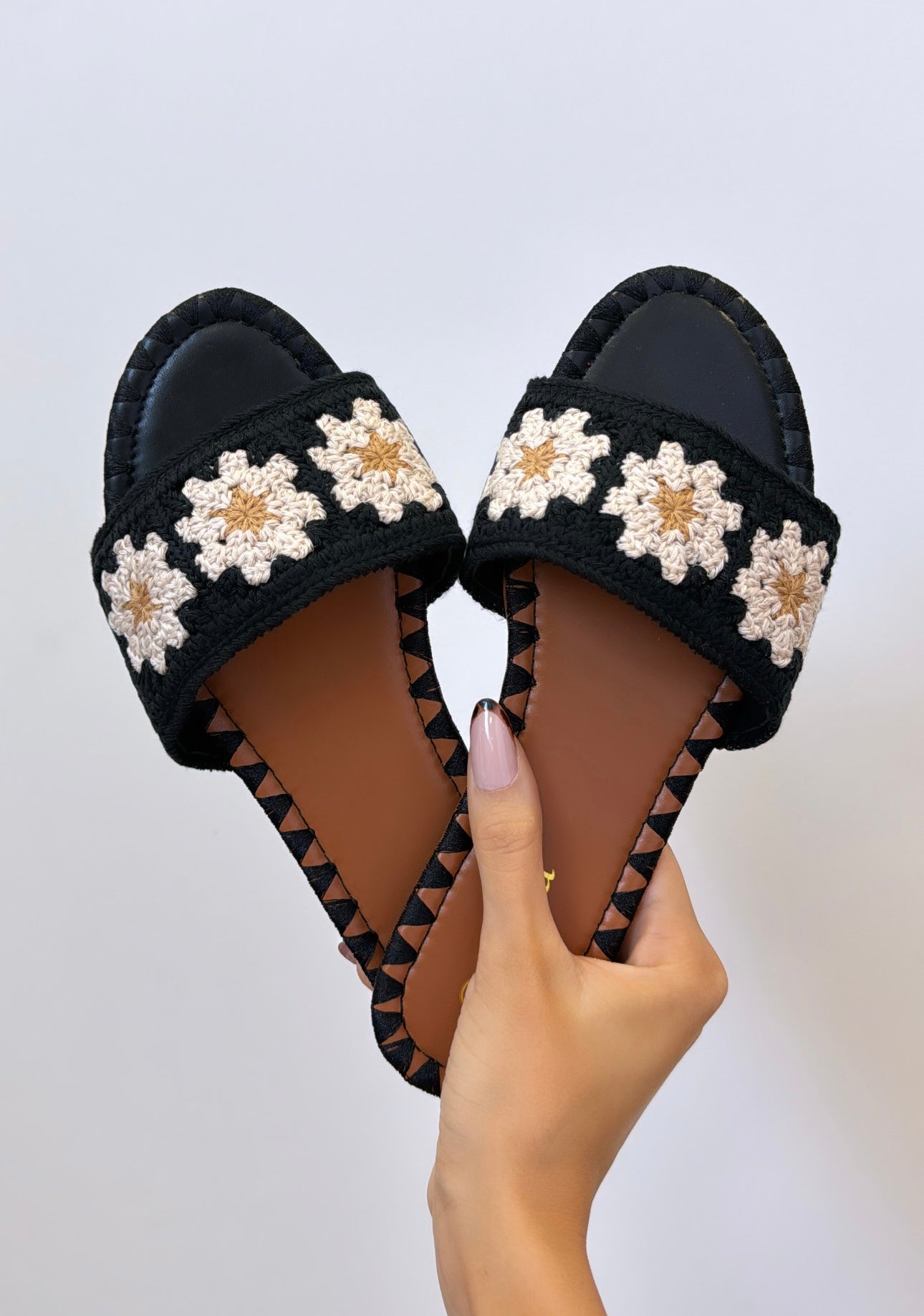 Sandalias negras con estampado floral