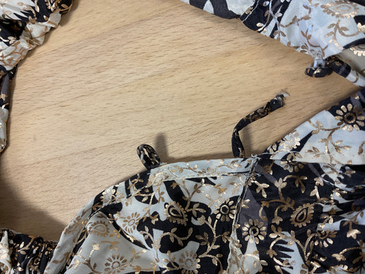 Fehlerhaftes schwarzes Rüschenkleid