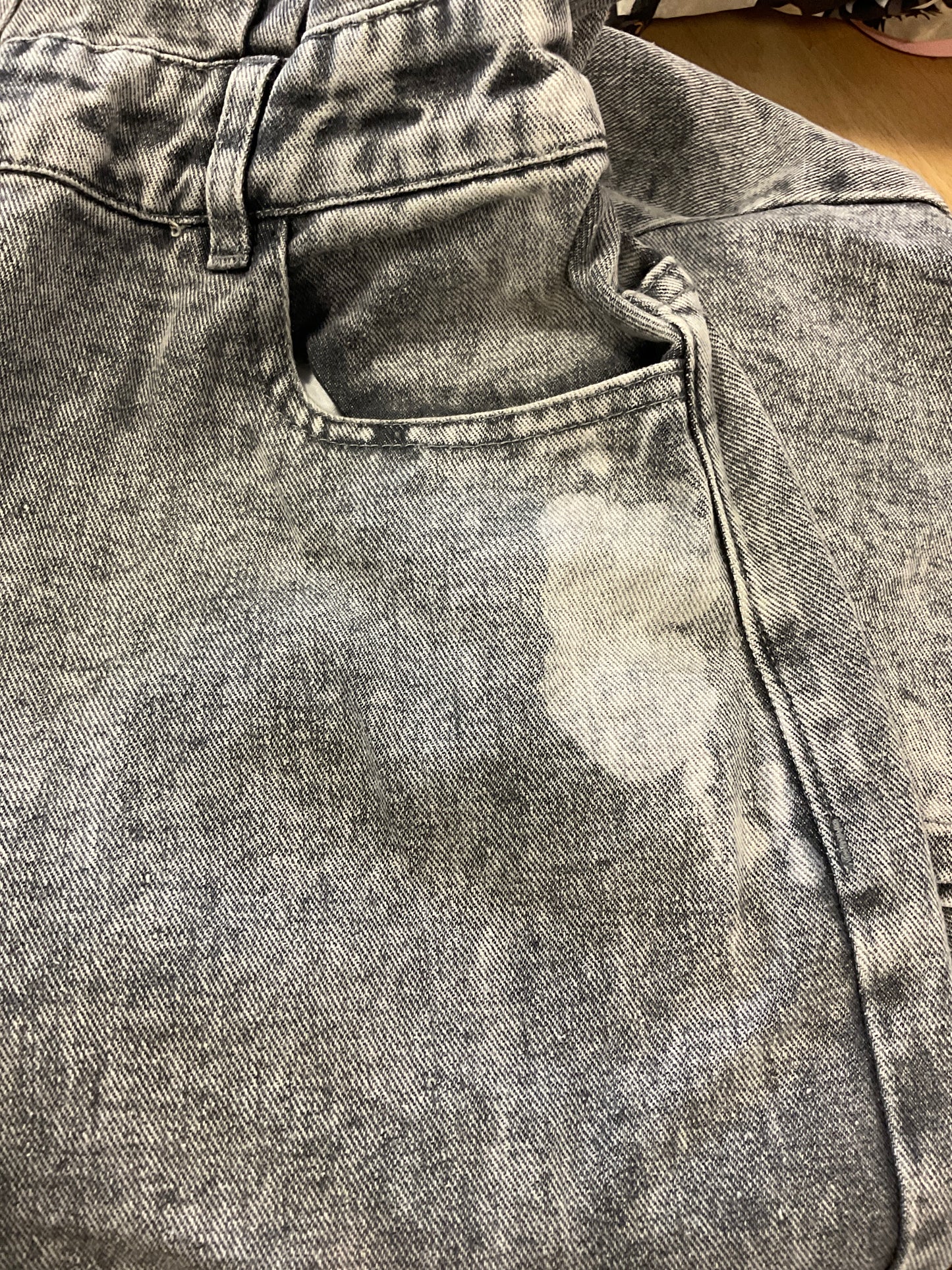 Defekter grauer Jeansoverall