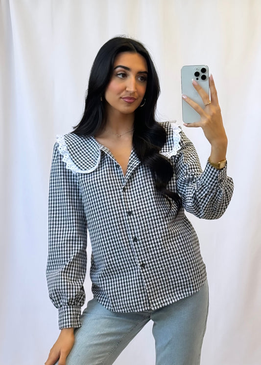 blusa de cuadros negros