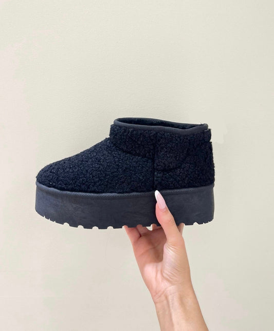 Schwarze, geschwungene Stiefeletten (ohne Karton)