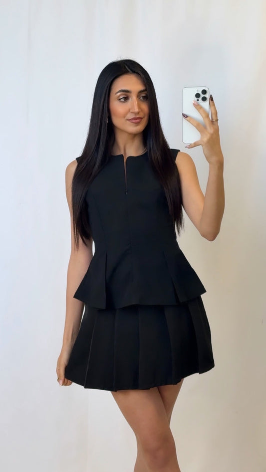 Defektes schwarzes ausgestelltes Oberteil