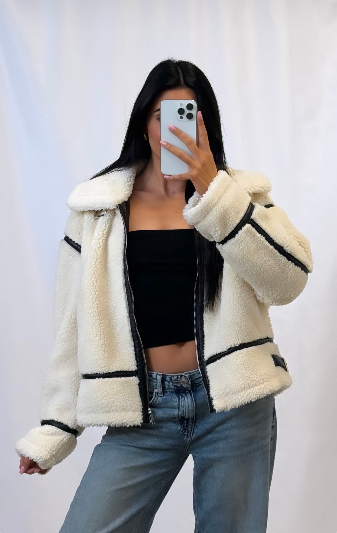 chaqueta blanca rizada