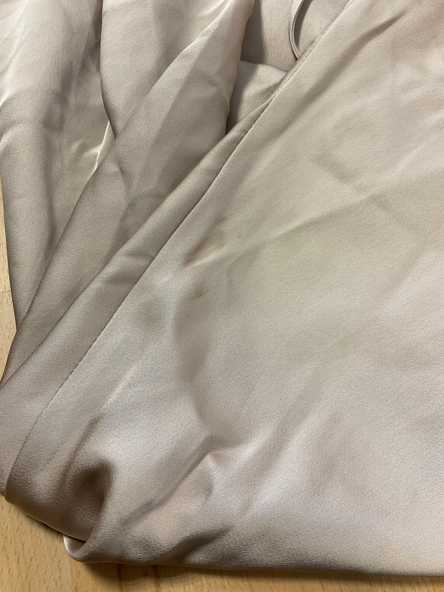 Mangelhaftes beigefarbenes Satinkleid