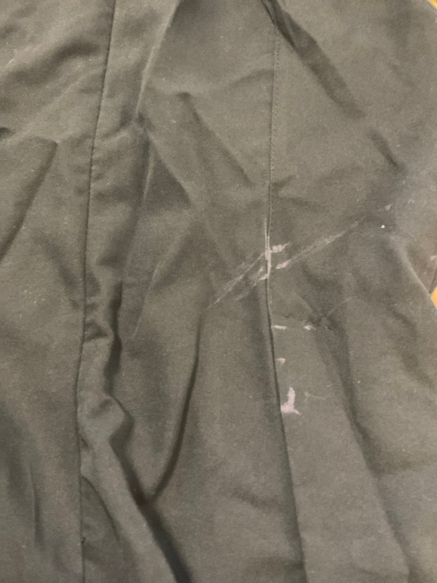 Defektes schwarzes ausgestelltes Oberteil