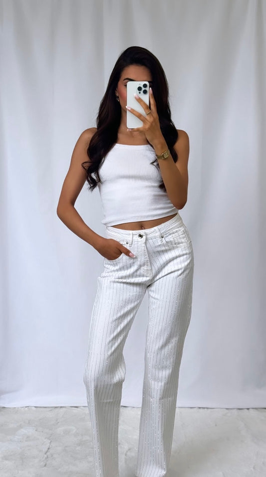 Defekte weiße Strassjeans