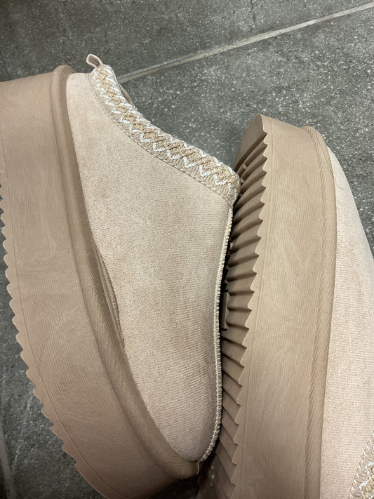 Beige Keilstiefeletten (defekt)