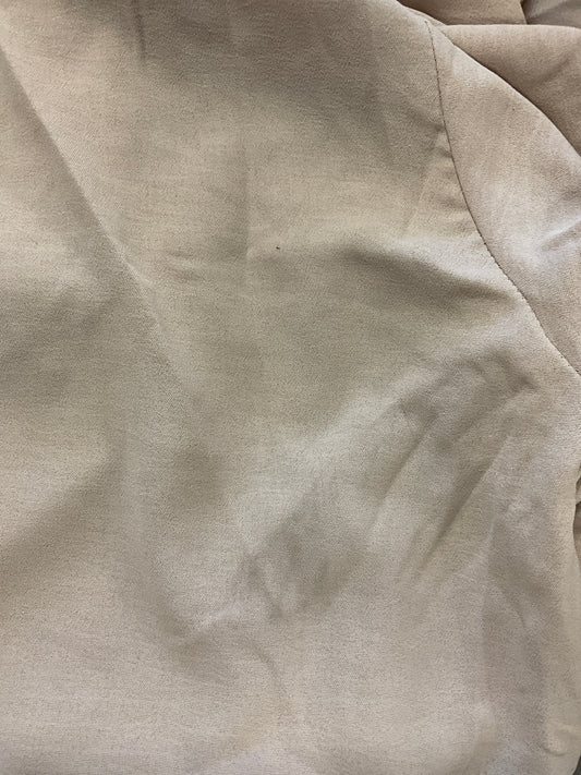 Fehlerhaftes beigefarbenes Skaterkleid