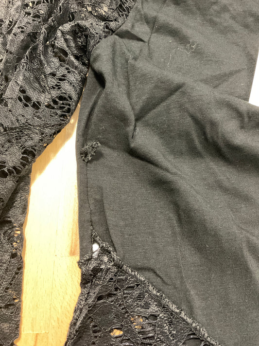 Defektes schwarzes asymmetrisches Spitzentop