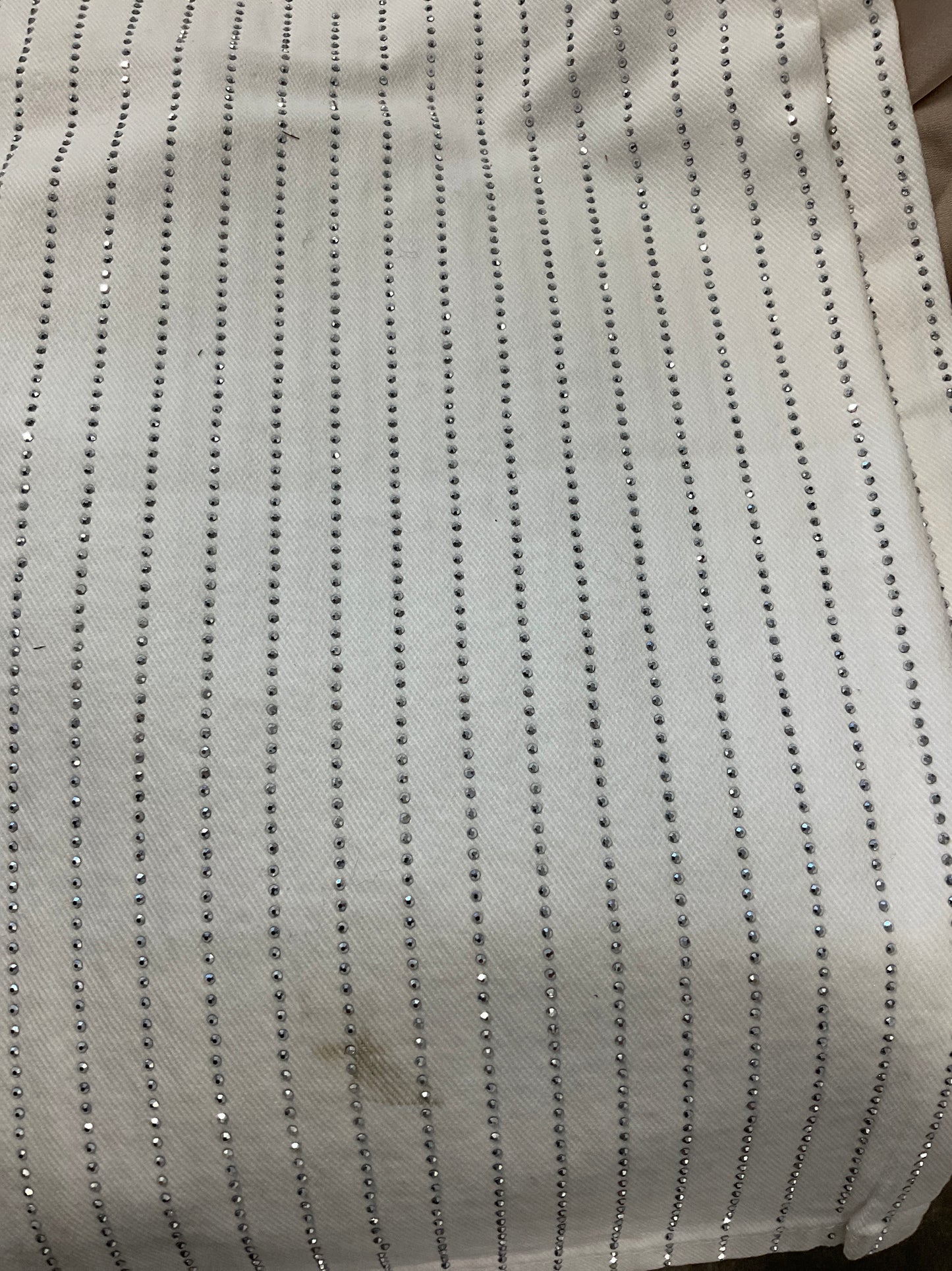 Defekte weiße Strassjeans