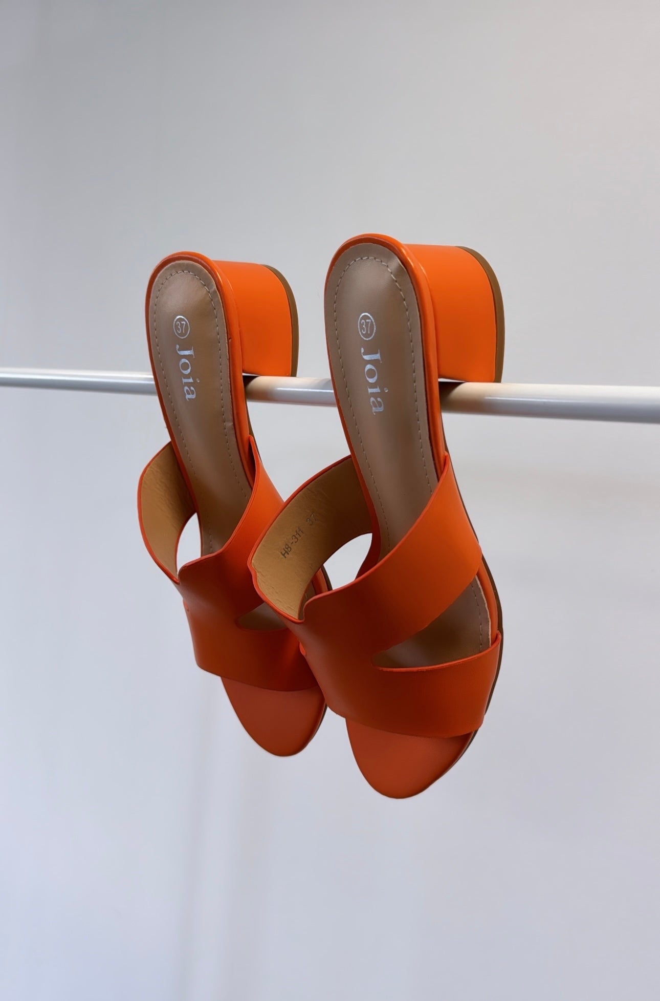 Orangefarbene High Heels (ohne Karton)