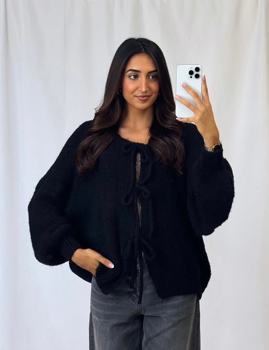 Defekte schwarze geknotete Weste