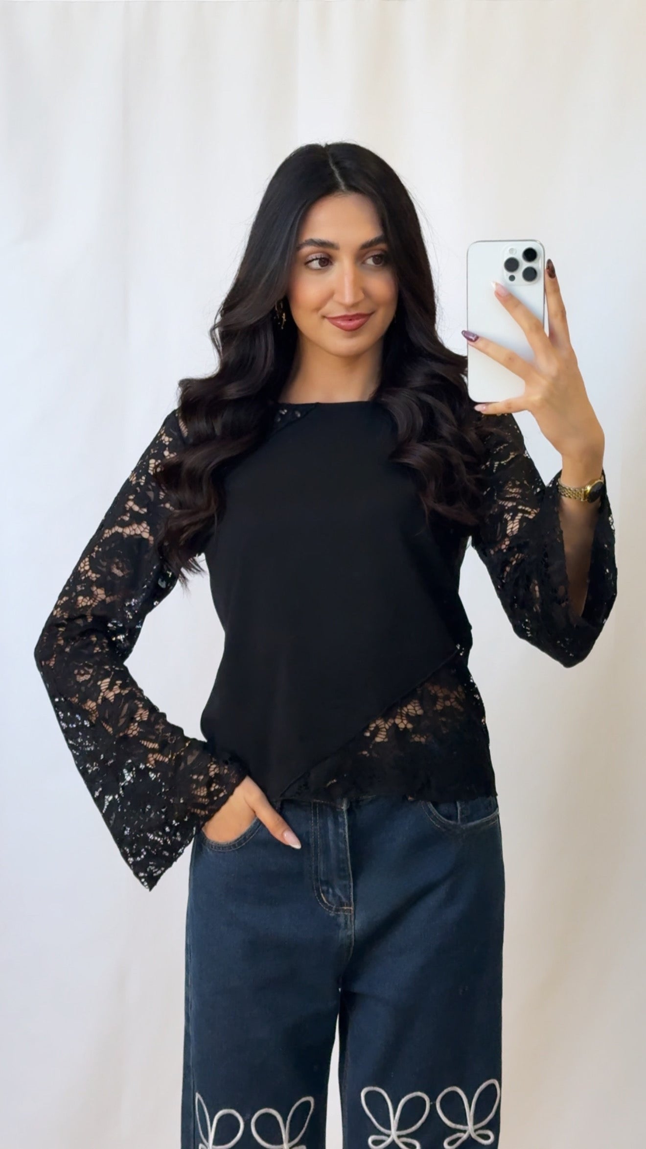 Defektes schwarzes asymmetrisches Spitzentop