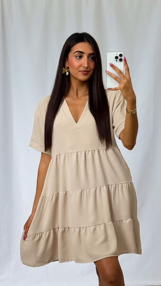 Fehlerhaftes beigefarbenes Skaterkleid