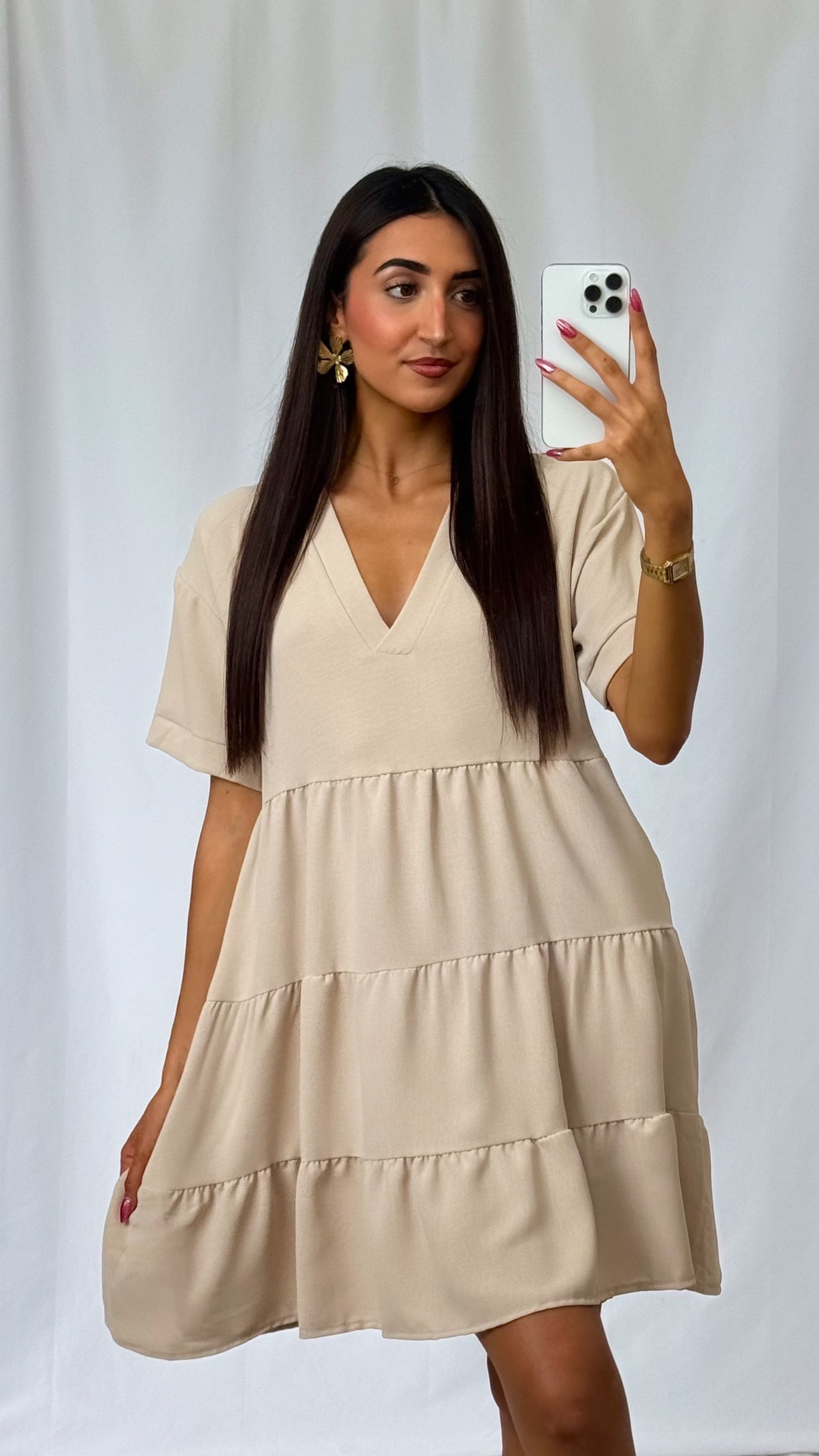 Fehlerhaftes beigefarbenes Skaterkleid