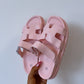 Defekte rosa Sandalen