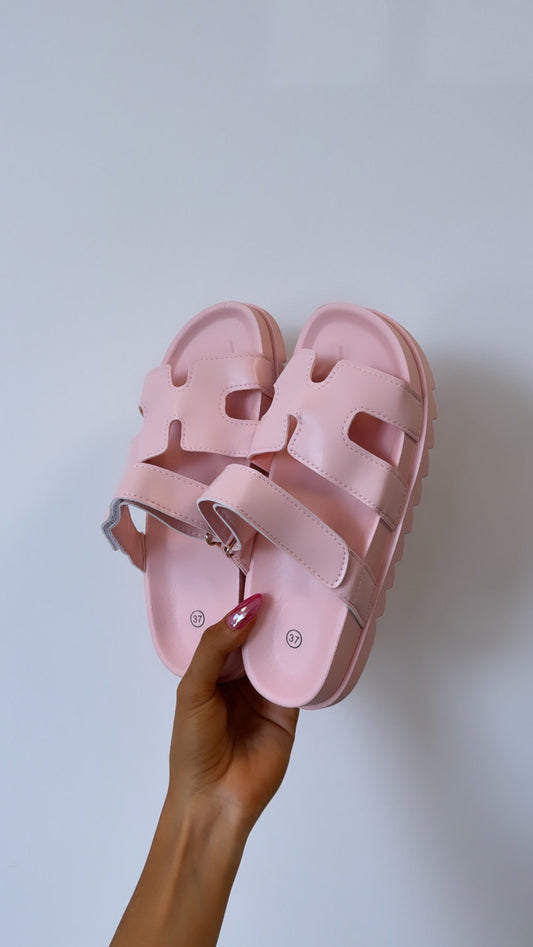 Defekte rosa Sandalen