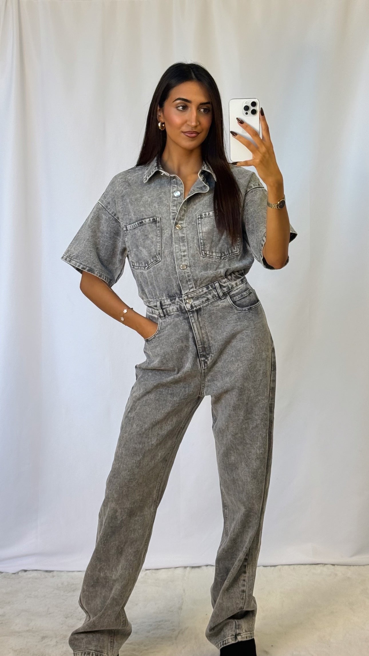 Defekter grauer Jeansoverall