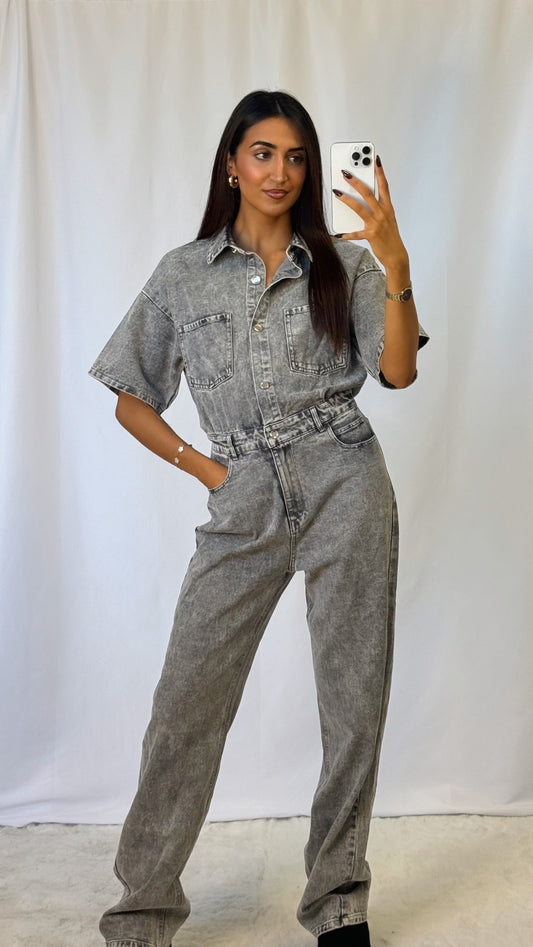 Defekter grauer Jeansoverall