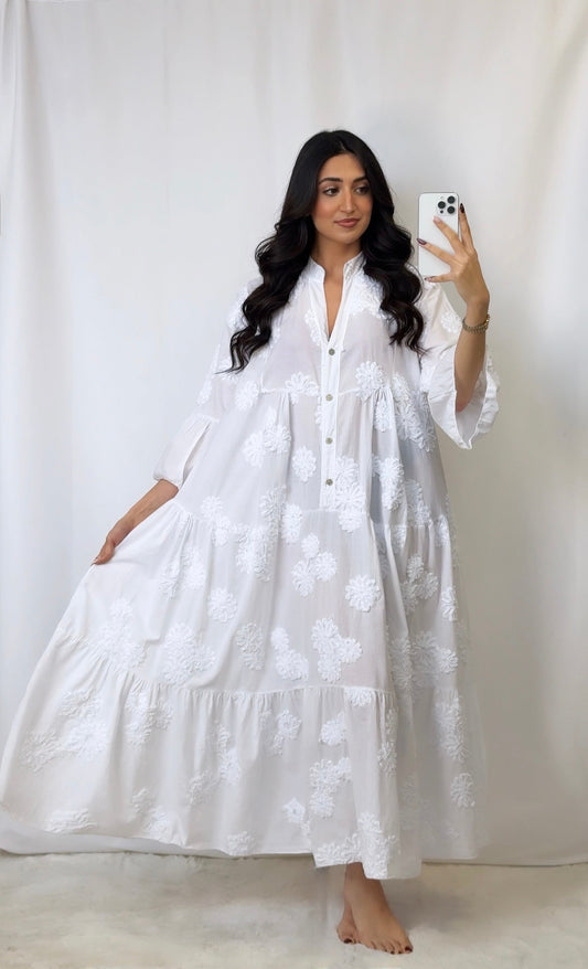 Robe longue brodée blanche défectueuse